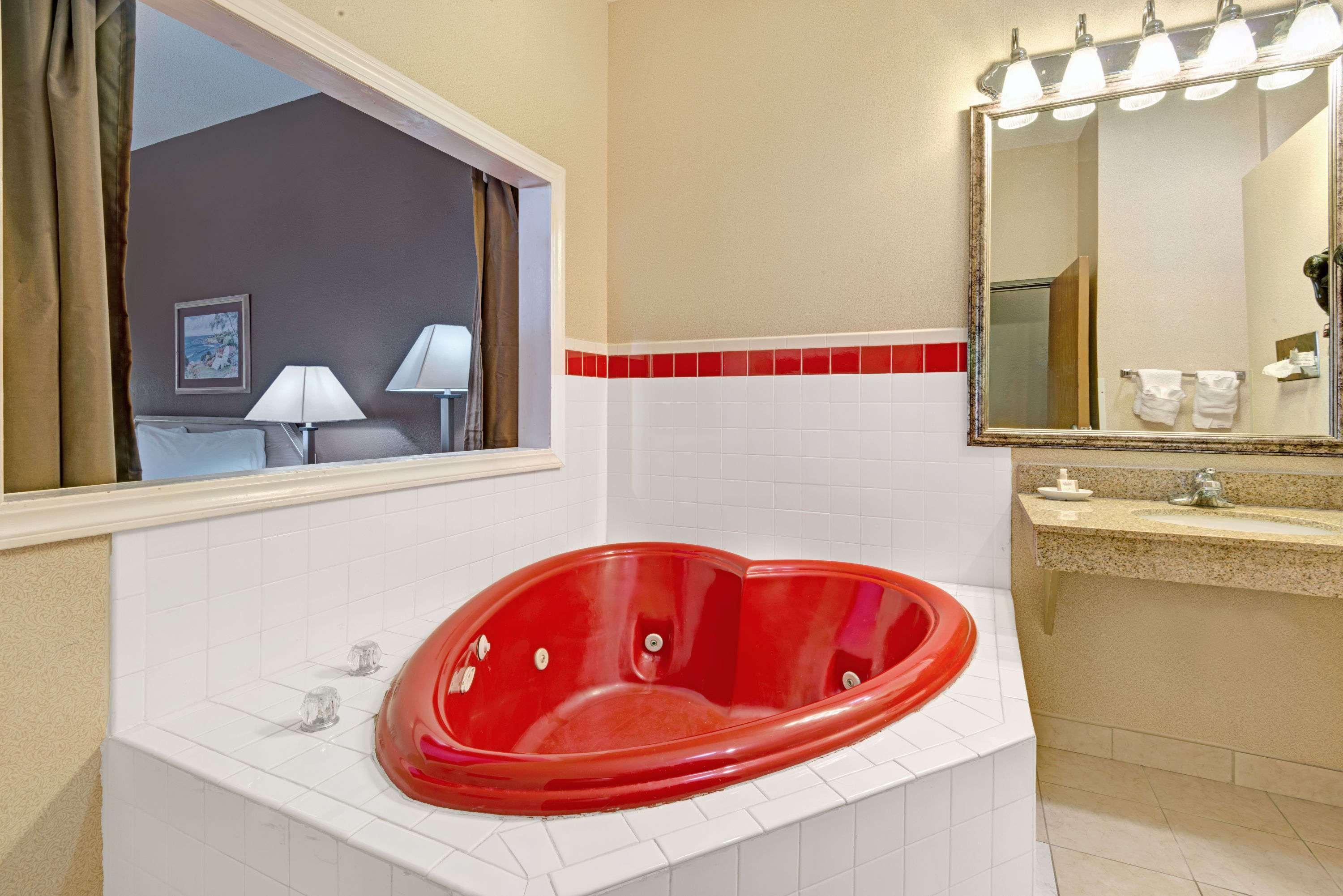 Hotel Baymont By Wyndham Lawrence Extérieur photo